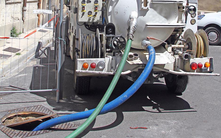 comment déboucher canalisation wc Le Bourget